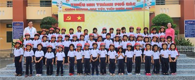 Trao mũ bảo hiểm cho học sinh lớp 1 năm học 2023-2024 do Công ty Honda Việt Nam tài trợ.