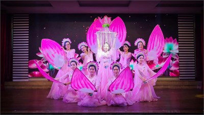 HỘI DIỄN VĂN NGHỆ KHỐI TRƯỜNG HỌC QUẬN BÌNH THẠNH: “TỰ HÀO NGƯỜI GIÁO VIÊN THÀNH PHỐ BÁC” Ngày 09/11/2024 Trường Tiểu học Bình Hòa tham gia Hội diễn văn nghệ chào mừng kỷ niệm 42 năm ngày Nhà giáo Việt Nam (20/11/1982 - 20/11/2024) chủ đề Tự hào người giáo viên thành phố Bác với chương trình Nhà giáo Việt Nam trên chặng đường mới