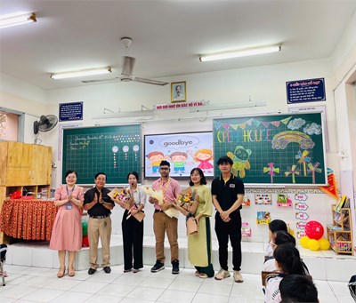 Giờ học tiếng Anh  Open house  với chủ đề “Review Feelings and Clothes”