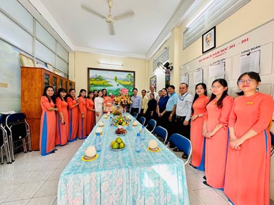 Lãnh đạo Quận Tân Bình, Phường 10 đến thăm và chúc mừng ngày Nhà giáo Việt Nam