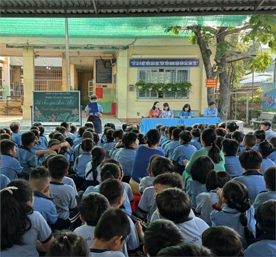 Học sinh kể chuyện tấm gương đạo đức Hồ Chí Minh trong giờ sinh hoạt chào cờ đầu tuần sáng ngày 18/03/2024, câu chuyện: “Cháu có phải là Hiếu không?”.