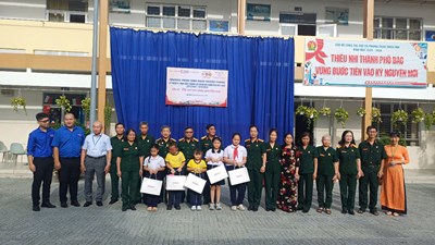 Sáng thứ hai (15/12/2025), trường tiểu học Cao Bá Quát mời cựu chiến binh phường Đức Nhuận về trường sinh hoạt ý nghĩa Ngày thành lập Quân đội Nhân dân Việt Nam (22/12/1994 – 22/12/2025)