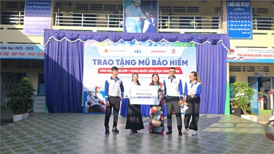 Trao nón bảo hiểm cho học sinh lớp Một