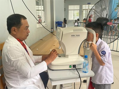 Trường Tiểu học Đinh Bộ Lĩnh tổ chức khám sức khoẻ cho học sinh