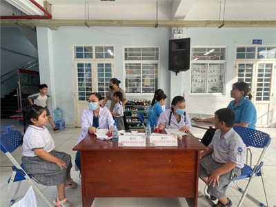 Trường Tiểu học Đinh Bộ Lĩnh phối hợp cùng Trạm Y tế phường Tân Mỹ tiêm vắc xin phòng Uốn ván - Bạch hầu