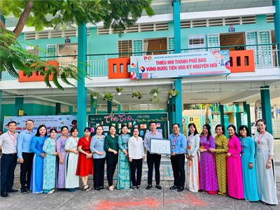 Lãnh đạo phường tân sơn nhất thăm, chúc mừng trường tiểu học hoàng văn thụ nhân kỷ niệm 43 năm ngày nhà giáo việt nam (20/11/1982 - 20/11/2025).