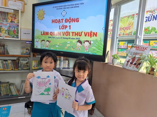 Học sinh lớp một làm quen với thư viện.