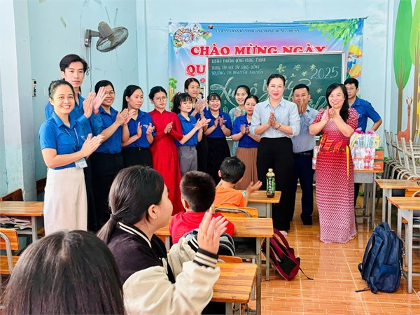 🌸TRAO QUÀ TẾT - KẾT NỐI YÊU THƯƠNG CHO LỚP HỌC CỘNG ĐỒNG TIỂU HỌC PHƯỜNG ĐÔNG HƯNG THUẬN 🌸       🌸Sáng ngày 20/01/2025  Chi bộ cùng Chi Đoàn Trường Tiểu học Nguyễn Khuyến kết hợp với UBND và Đoàn Phường Đông Hưng Thuận đã tổ chức đến thăm Lớp học Cộng đồng (tiểu học) trên địa bàn.        🌸 Đến dự có đồng chí Nguyễn Lệ Hằng - Phó chủ tịch UBND phường Đông Hưng Thuận và cô Nguyễn Kim Liên - Phó Hiệu trường nhà trường đã chia sẻ, động viên đến thầy Hồ Văn Hải - chủ nhiệm lớp học cùng các em học sinh. Nhà trường cũng đã trao 20 phần quà đến thầy và học sinh của lớp với mong muốn chia sẻ yêu thương, tiếp thêm niềm tin động lực trong cuộc sống giúp các em một mùa Tết Ất Tỵ ấm áp, hạnh phúc.        🌸Hoạt động là dịp để kết nối, chia sẻ thể hiện tinh thần  Tương thân tương ái  trong giáo dục, góp phần xây dựng một cộng đồng học tập ấm áp và giàu tình yêu thương.