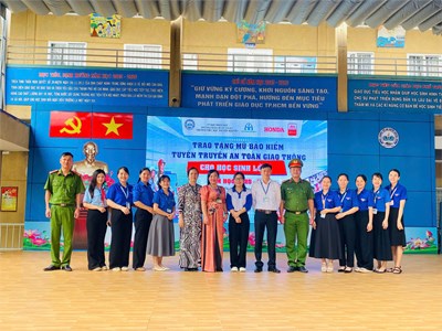 TUYÊN TRUYỀN AN TOÀN GIAO THÔNG VÀ TRAO NÓN BẢO HIỂM CHO HỌC SINH LỚP 1 - QUYÊN GÓP ỦNG HỘ CHO NHÂN DÂN CUBA VÀ ĐỒNG BÀO BỊ THIỆT HẠI DO CƠN BÃO SỐ 10 (BUALOI) - VINH DANH KHEN THƯỞNG HỌC SINH ĐẠT THÀNH TÍCH XUẤT SẮC TRONG HỘI THI GIẢI CỜ VUA THẾ GIỚI 🇻🇳  🌻Ngày 13/10/2025, Trường Tiểu học Nguyễn Khuyến tổ chức Tuyên truyền an toàn giao thông và trao tặng nón bảo hiểm cho học sinh lớp 1. Với mục đích nâng cao nhận thức về sự an toàn an giao thông và bảo vệ sức khỏe cho các em học sinh. Đây là món quà nhỏ nhưng đầy ý nghĩa nhằm bảo vệ sức khỏe và sự an toàn của các em trên mỗi chặng đường đến trường, đặc biệt là khi tham gia giao thông.