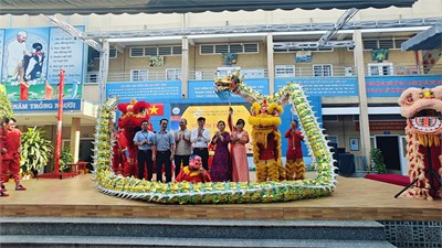 🌙✨TRUNG THU YÊU THƯƠNG - VUI HỘI TRĂNG RẰM✨🌙          Ngày 06/10/2025 - Trường Tiểu học Nguyễn Khuyến đã tổ chức chương trình   Vui hội trăng rằm   các em học sinh được thưởng thức môn nghệ thuật đặc sắc múa Lân Sư Rồng - một phần không thể thiếu của ngày hội Trung thu cổ truyền.          Đây không chỉ là dịp để cho các em học sinh vui chơi mà còn là dịp để các bạn hiểu thêm về nét đẹp của Tết Trung thu truyền thống.            ✨Trong buổi lễ, nhà trường cũng đã Trao giải các Hội thi   Tết Trung thu năm 2025  - Chủ đề   Trung thu yêu thương  cho các lớp đã tham gia tích cực trong tuần vừa qua. Các hội thi đã diễn ra vô cùng sôi nổi và đầy màu sắc như Hội thi làm lồng đèn, vẽ tranh Trung thu...       ✨Sau đây là một số hình ảnh của buổi lễ ✨