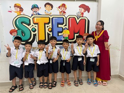 Ngày thứ hai đến trường của em