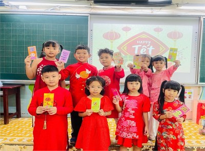 Khối 1 - Hoạt động trải nghiệm  Bé làm bao lì xì  của các em học sinh lớp 1, chào Xuân Ất Tỵ 2025