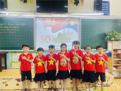 Khối 1 - Hoạt động trải nghiệm chào mừng 50 năm Ngày Giải phóng miền Nam, thống nhất đất nước (30/4/1975 - 30/4/2025) của học sinh lớp 1
