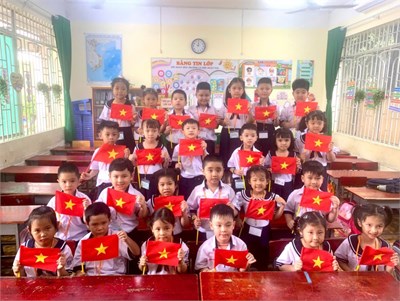 Học sinh lớp 1 háo hức với những hoạt động trải nghiệm đầy màu sắc chao mừng 80 năm ngày Quốc khánh 2/9