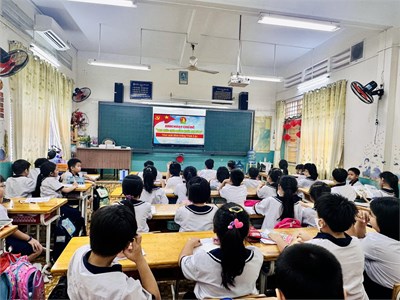 Sinh hoạt chủ đề “Theo bước chân những người anh hùng” - Nhớ mãi đêm trắng Vĩnh Lộc