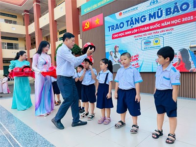 Chương trình trao tặng mũ bảo hiểm cho học sinh lớp 1 năm học 2025-2026