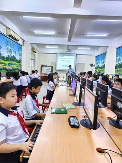 Học sinh lớp Năm _ Trường Tiểu học Cao Bá Quát tham gia thi đấu trường Vioedu