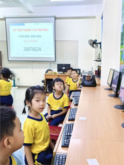 Học sinh lớp Một _ Trường Tiểu học Cao Bá Quát tham gia thi đấu trường Vioedu