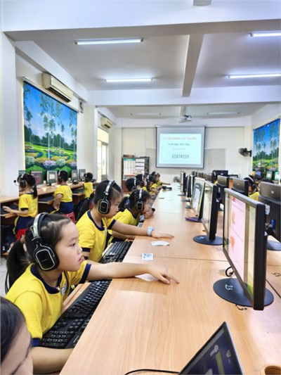 Học sinh lớp Một _ Trường Tiểu học Cao Bá Quát tham gia thi đấu trường Vioedu Tiếng Anh