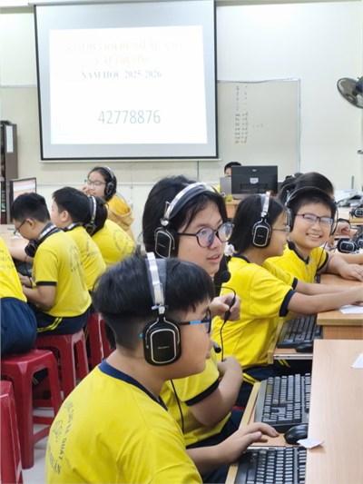 Học sinh lớp Năm _ Trường Tiểu học Cao Bá Quát tham gia thi đấu trường Vioedu Tiếng Anh