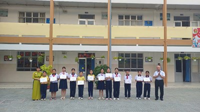 Đại diện học sinh Các lớp Khối 4, 5 trường Tiểu học Cao Bá Quát được khen thưởng Hội thi Nghi thức Đội _ Năm học 2024-2025