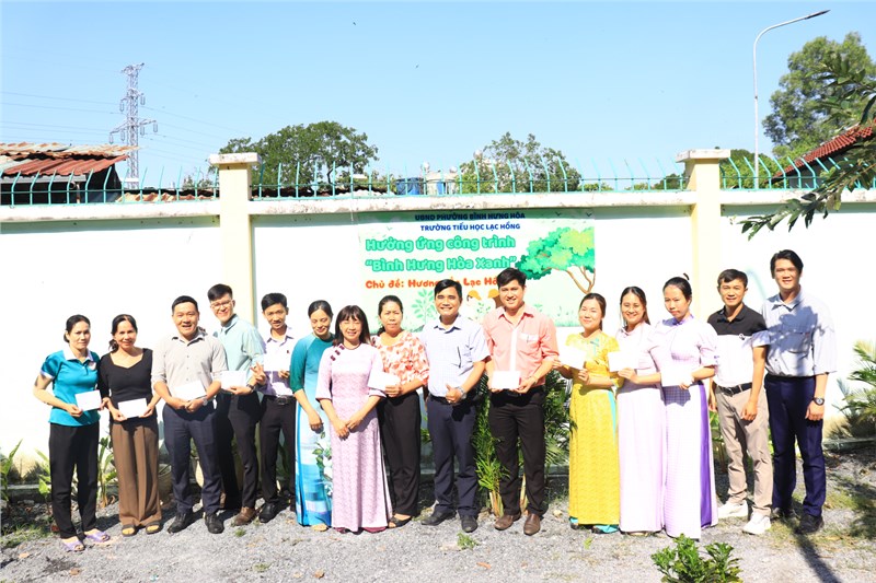 Về việc Nghiệm thu và Chấm điểm  Vườn hoa Công đoàn  Thực hiện phong trào xây dựng phường Bình Hưng Hòa xanh. BCH Công đoàn nhà trường biểu dương tinh thần nhiệt huyết của các tổ trong việc hưởng ứng vận động xây dựng  Vườn hoa Công đoàn . Sau thời gian phát động và chăm sóc, ngày hôm nay (09/01/2026), Ban Giám hiệu cùng BCH Công đoàn đã tiến hành nghiệm thu và chấm điểm các bồn hoa với kết quả như sau: Các bồn hoa đều được đầu tư đa dạng về chủng loại, màu sắc rực rỡ, bố cục sáng tạo. Thể hiện tinh thần đoàn kết, trách nhiệm cao của các công đoàn viên trong từng tổ.  100% các bồn hoa đều đạt tiêu chuẩn nghiệm thu, góp phần thay đổi diện mạo khuôn viên nhà trường thêm khang trang, tươi mới.  BCH Công đoàn trân trọng cảm ơn sự đóng góp công sức và tài chính của các đồng chí.