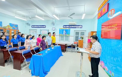 Lễ kết nạp đảng viên mới tại trường tiểu học lạc long quân